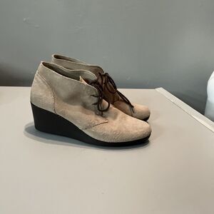 Crocs Boots Womens 11 Dual Comfort Leigh Wedge Ankle Bootie Beige Suede Lace Up